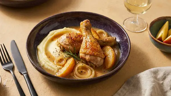 Muslos de pollo estofados en salsa de sidra de manzana