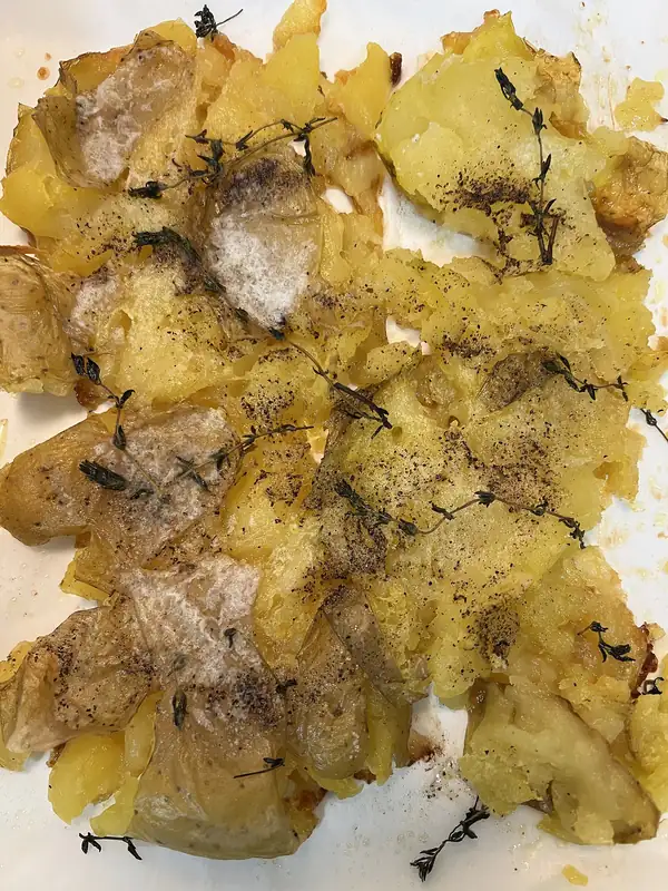 Baked potatoes will be crispier if you add simple ingredient before cooking