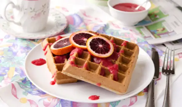 Gofres belgas especiados con salsa de naranja sanguina
