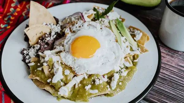 Chilaquiles: El plato mexicano para el desayuno que aprovecha al máximo las sobras