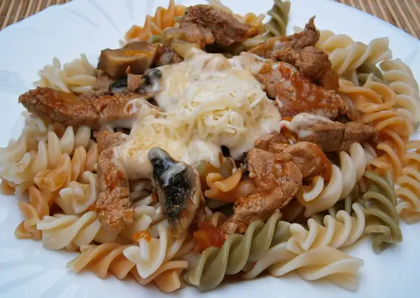 Fideos de cerdo con pasta