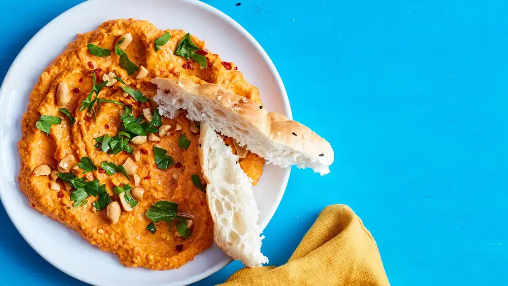 Ajvar hummus with flatbread: ready in 15 minutes