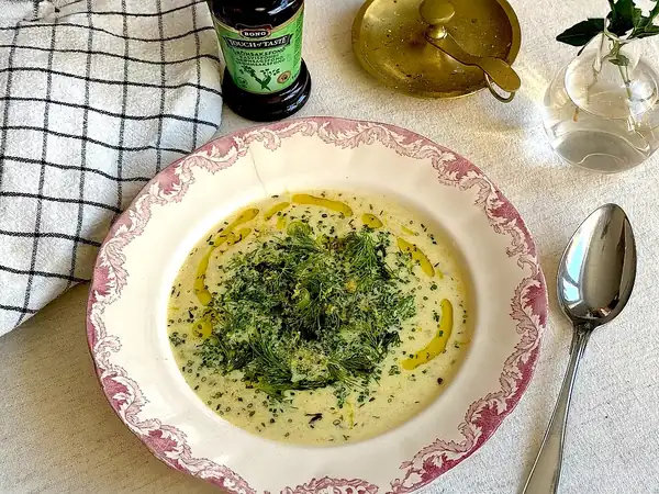 Sopa de patata y puerro con hierbas frescas