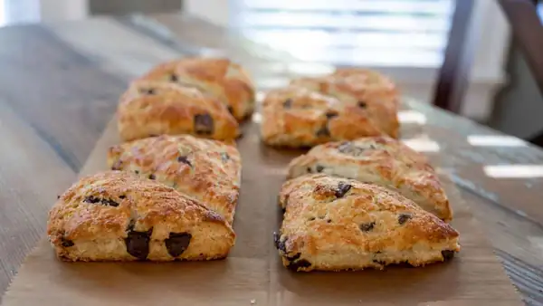 Unos bollos suaves y esponjosos para el desayuno; si le añades pepitas de chocolate, el desayuno se convierte en magia
