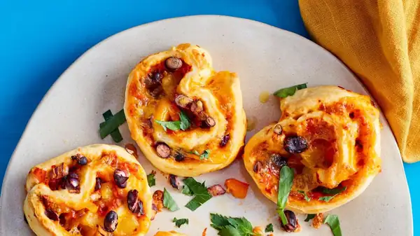 Ajvar pizza rolls with black beans