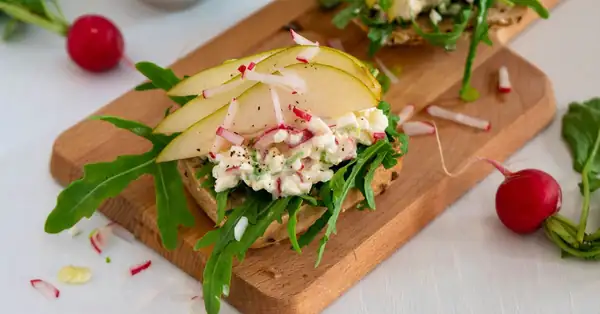 Wholemeal roll with radish, cottage cheese and pear