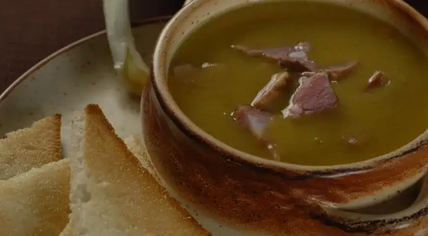 Sopa de guisantes con carnes ahumadas y tostadas de ajo
