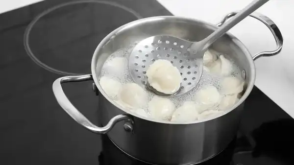 Sustituye el colador por una herramienta mejor para escurrir los raviolis