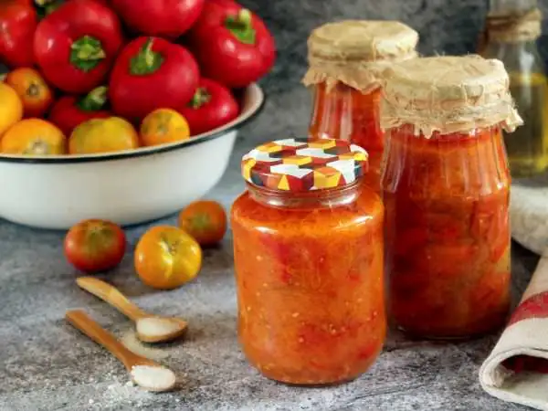 Ensalada de pimientos dulces hervidos y tomates para el invierno