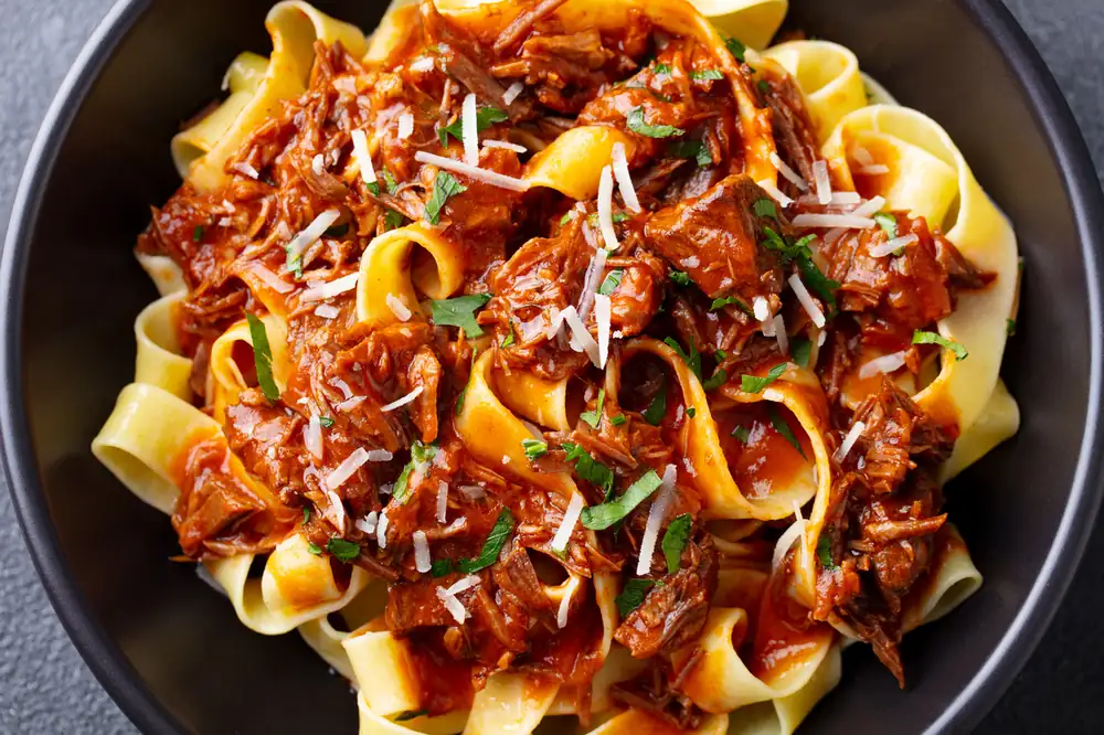 La receta de pappardelle con ragú, un plato tradicional que puede volverse único con estos consejos