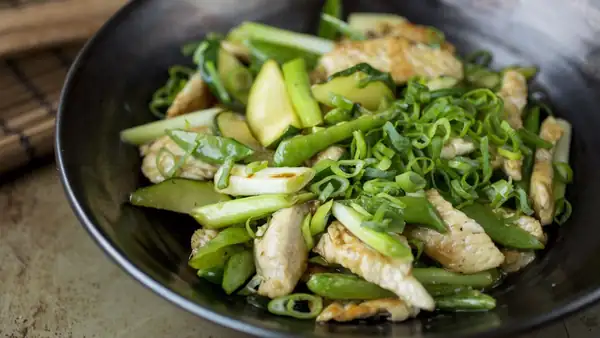 Chicken wok with lemon, honey and ginger