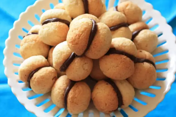 Chocolate Baci di Dama Recipe, a delicious Piedmontese pastry