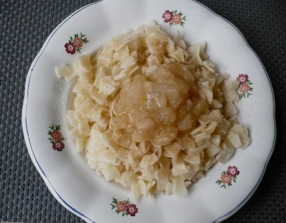 Noodles with apples