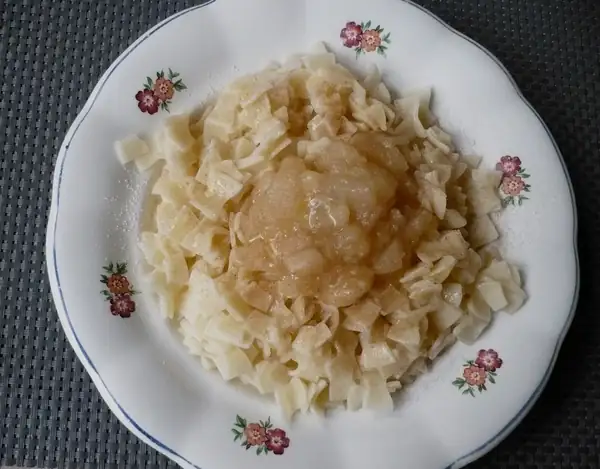 Noodles with apples