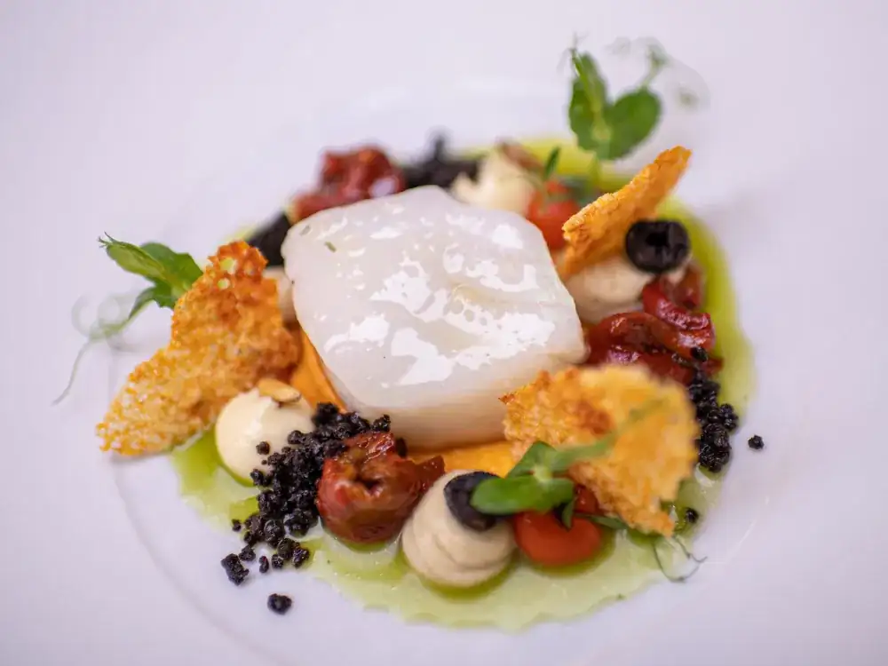 Bacalao confitado con alcachofas y crema de pimentón ahumado