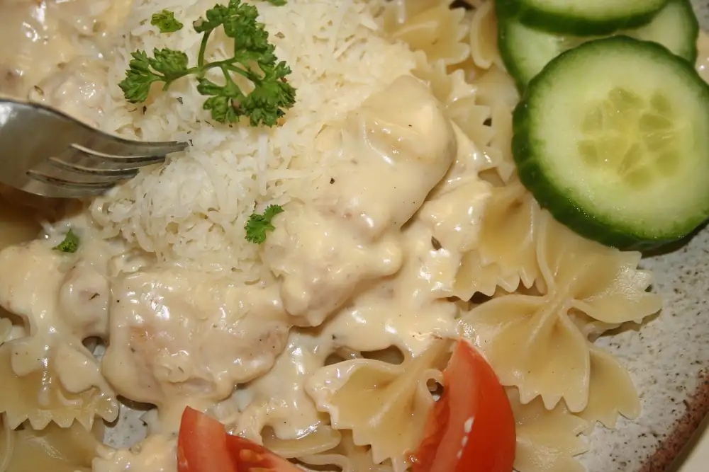 Pasta with simple cheese sauce and chicken pieces (according to Líza)