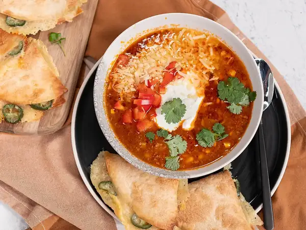 Sopa de tacos con quesadillas
