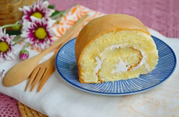 Egg white roll with lemon cream, soft and fragrant