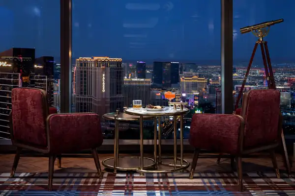 Las impresionantes vistas del Strip de Las Vegas se pueden disfrutar desde Starlight on 66, el salón en la cima de Resorts World