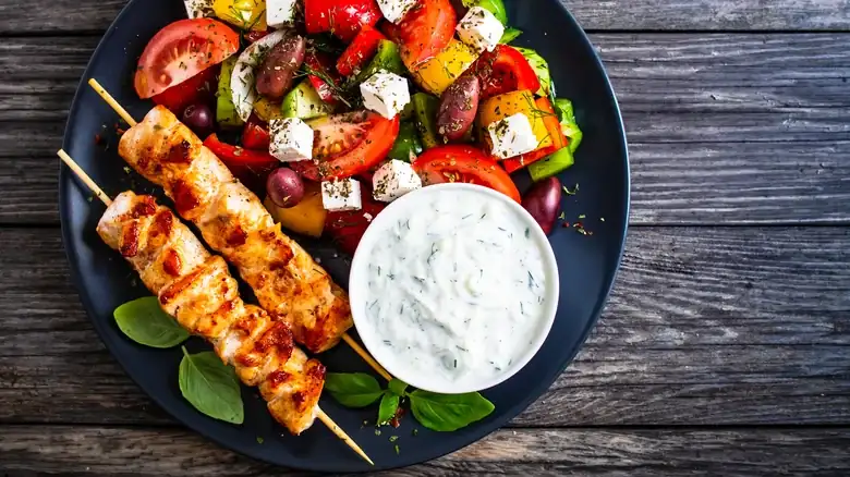 Por qué deberías empezar a marinar el pollo en queso feta
