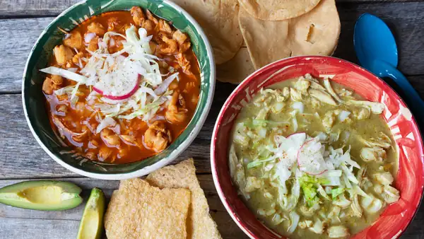 ¿Cuál es la diferencia entre pozole rojo y pozole verde?