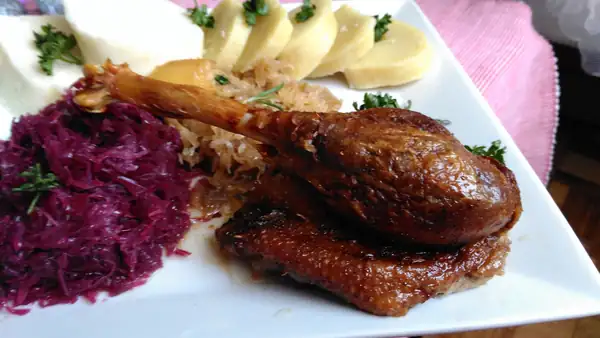 Ganso asado a fuego lento con manzanas y miel