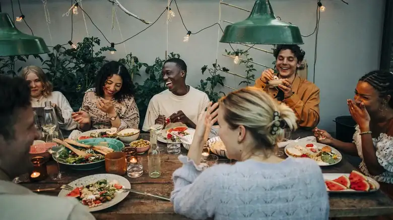 Why You Should Keep Club Soda Around During A Dinner Party
