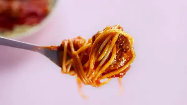He aquí por qué tu salsa de tomate casera podría estar poniéndose rosa