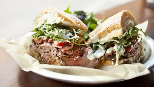 El sencillo método de la mayonesa que garantiza un sándwich con salsa simétrica