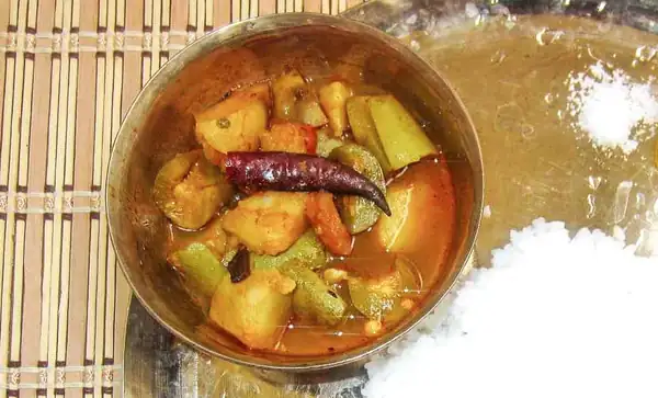 Bengali Aloo Potol er Dalna Recipe - A Traditional Vegetable Side Dish Recipe