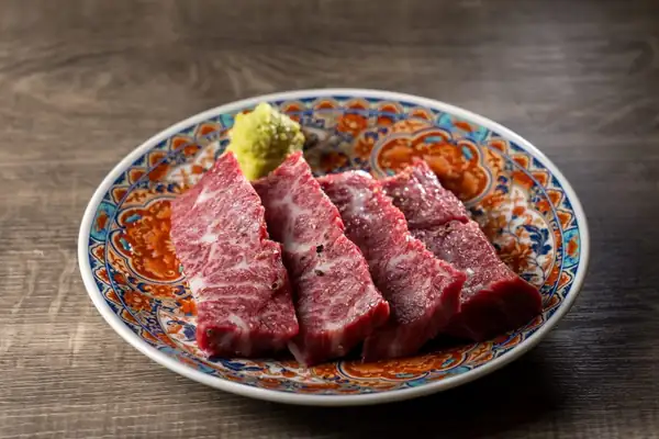 Rumor has it that reservations are already flooding in! "Omoshoku," a high-end yakiniku restaurant coveted by food connoisseurs, has opened a new branch that is geared towards the "mass"!