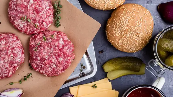 El pan de hamburguesa que te ofrece el sabor fresco de la bruschetta en cada bocado