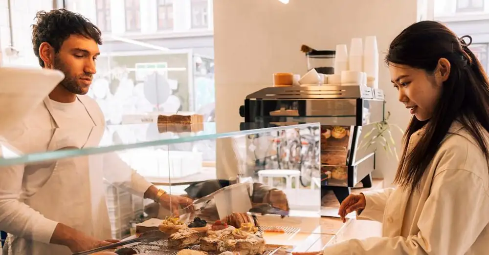Disappearing in seven seconds: why cafes need quick and effective solutions for their bakery counters