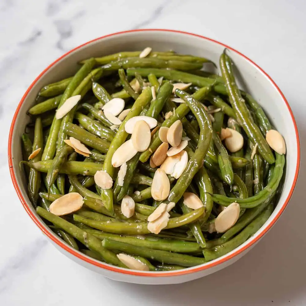 Judías verdes al estilo español con almendras y aderezo de anchoas