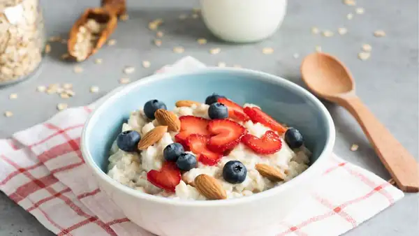 Cold fruit porridge: an energizing and refreshing breakfast