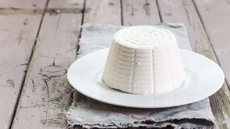 What types of cheese are considered fresh and what do they have in common?