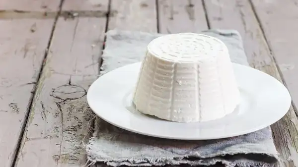 What types of cheese are considered fresh and what do they have in common?
