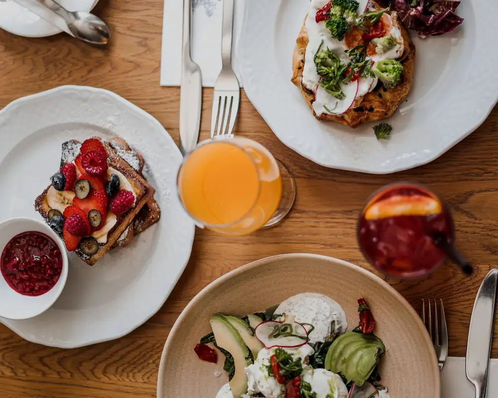 Brunch, business lunch, afternoon tea and baking with the family – On the complexities that unfold on the slopes of Émile Pasarét