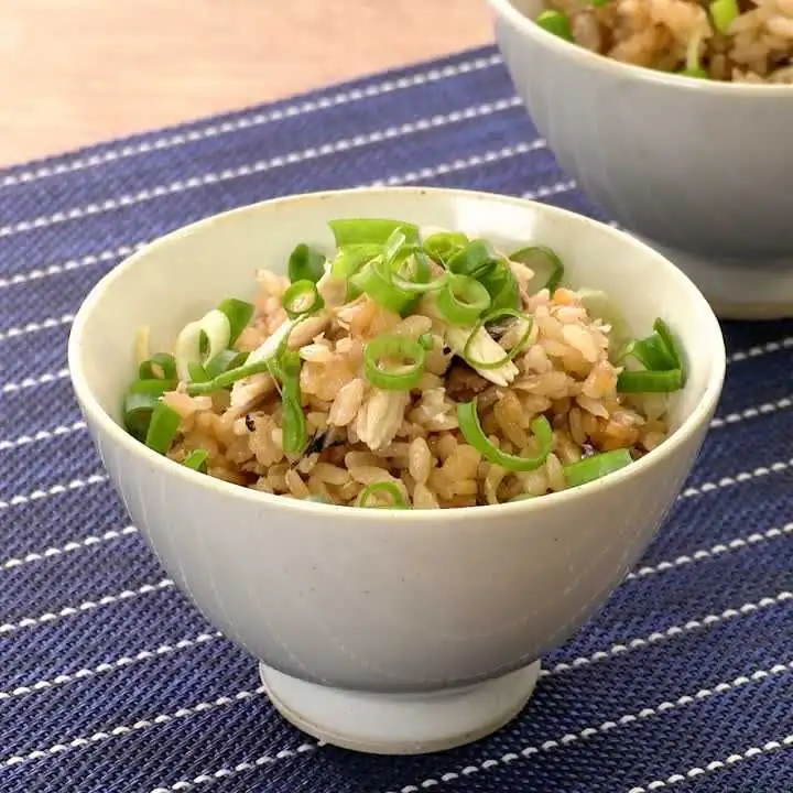 Un vídeo con una receta aromática y deliciosa, e instrucciones para preparar arroz pilaf con saury