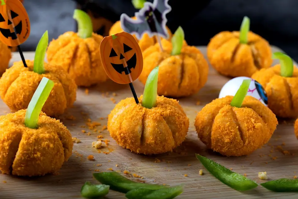 Bolitas de queso con calabaza de Halloween