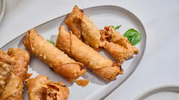 Receta de rollitos de huevo con pizza y salchicha italiana