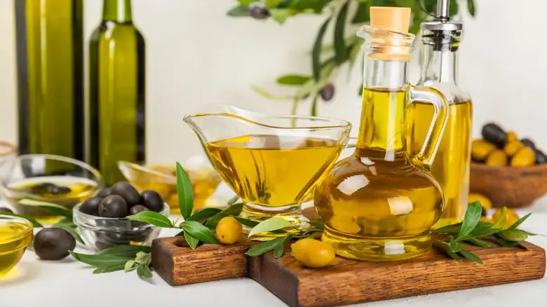 Los limones le dan al aceite de oliva un toque brillante y fresco