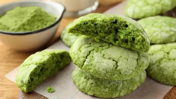 All the aroma of the Orient in delicious and delicious biscuits, with matcha tea dipping them this morning is special!