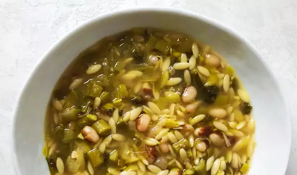Sopa minestrone sustanciosa de espárragos y puerros