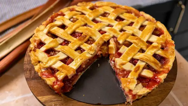 Hornea una tarta aromática con ruibarbo y fresas según ČSN: La magia está en la masa que se prepara rápidamente