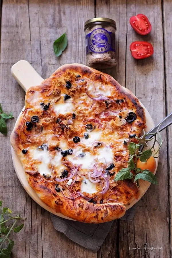 Pizza with tuna and olives