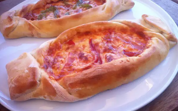Greek Style 15 Minute Pita Pizza Recipe!