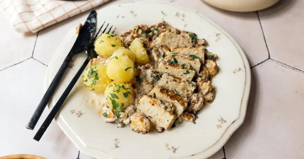 Vegan fillets in chanterelle cream and pepper sauce with dumplings