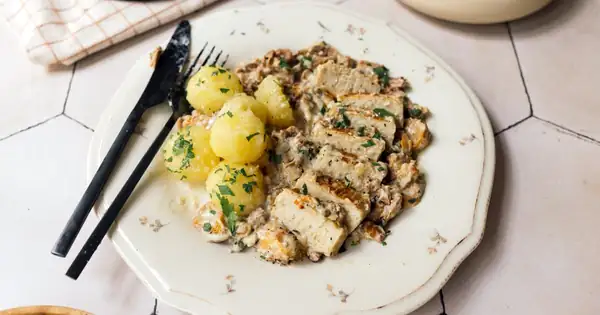 Vegan fillets in chanterelle cream and pepper sauce with dumplings
