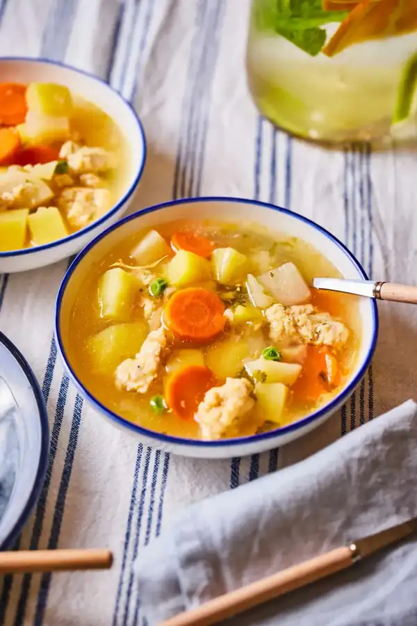 Menú infantil de Zsolti: sopa de verduras y fideos crujientes